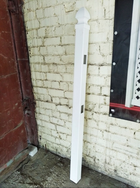 Пластиковий стовпчик із заглушкою H=1,9 м 102х102х3.8
