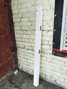 Пластиковий стовпчик із заглушкою H=1,9 м 102х102х3.8 Зображення 1